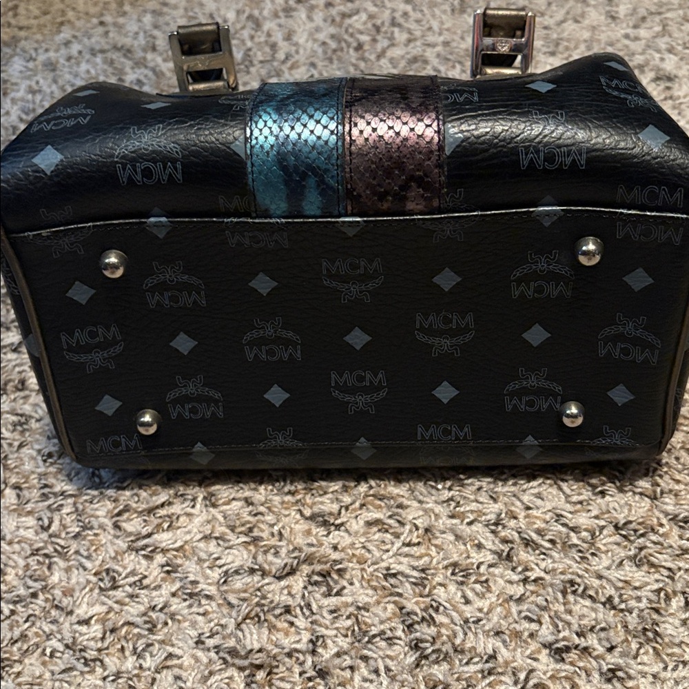 Authentic MCM ‘Visetos’ “Princess” Lioness ‘Boston’ Bag - Picture 9 of 16